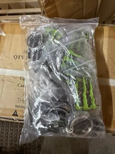 800 Stück Monster Energy Schlüsselanhänger - 32 Packungen à 25 Keychains - Bild 1 von 10