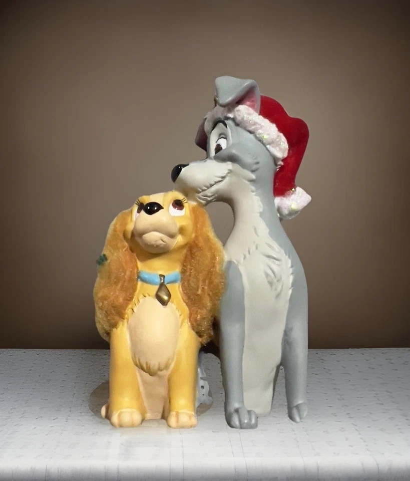 Disney Dama y el Vagabundo Sombrero de Papá Noel Adorno de Navidad Acebo Flocado Foto 1 de 3