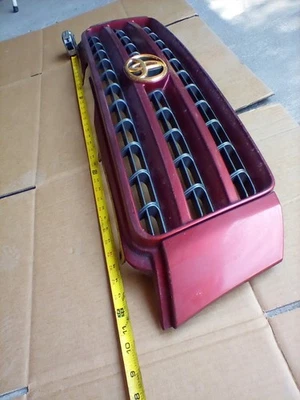 Parrilla superior delantera Toyota Highlander 2001 a 2003 con emblema OEM Foto 1 de 4