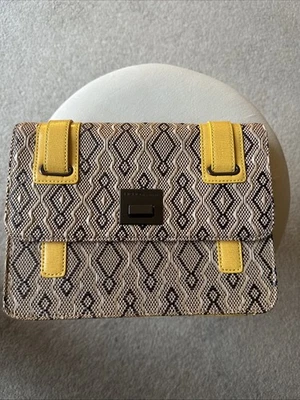 NUEVO CON ETIQUETAS BCBG Rafia Bolso sin asas Marrón Amarillo Cuero Cartera Bolso de mano Paja Vacaciones Verano Foto 1 de 4