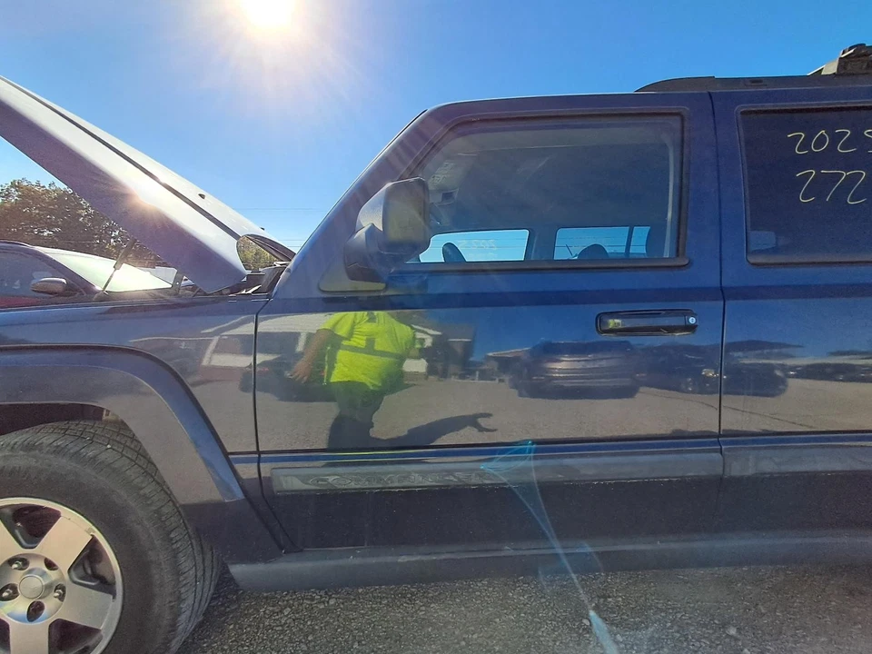 Used Front Left Door Assembly Front fits: 2009 Jeep Commander Front Left Grade A Foto 1 de 4