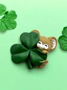 1983 Hallmark Mouse and Shamrock St. Patrick's Day Brooch. F142 - Picture 1 of 5