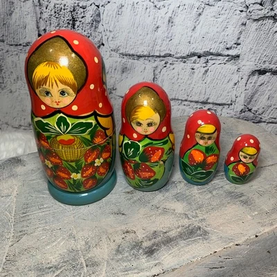 Hand Painted Russian Nesting Doll 4 Piece Strawberry Themed 8 inch - Immagine 1 di 4