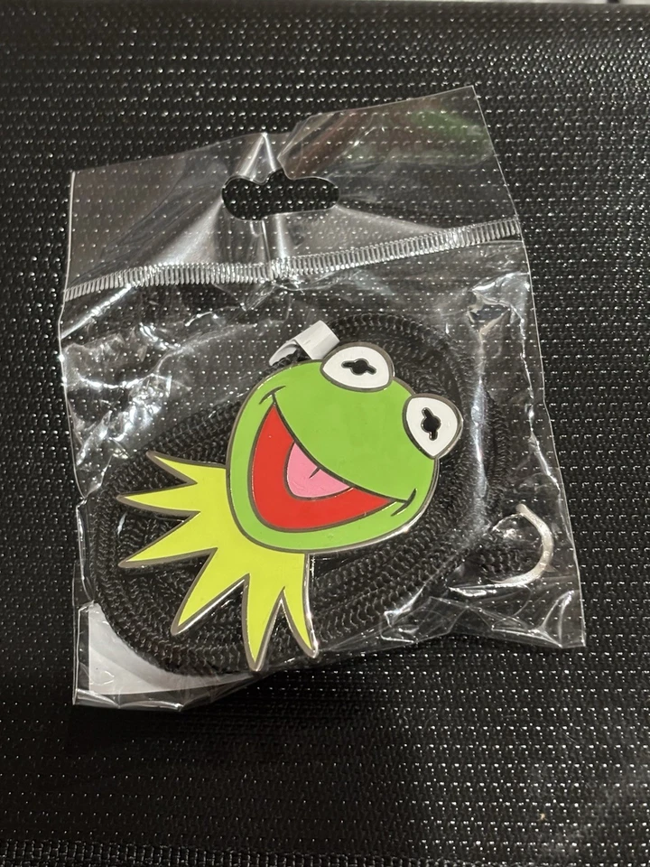 Disney Employee  MOG Muppet Studios Exclusive Bolo lanyard Kermit The Frog - Imagem 1 de 1