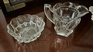 Jarra pequeña de vidrio vintage crema azucarero base Starburst borde festoneado - Imagen 1 de 11