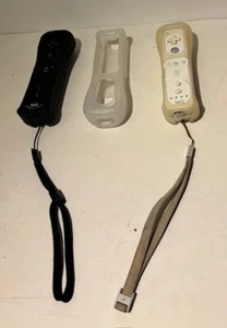 Wii Remote set of 2 with slip free case - Picture 1 of 2