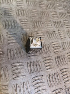 RELÉ BOMBA COMBUSTIBLE VOLKSWAGEN BEETLE BORA GOLF MK4 1998-2010 409 1J0906383C Foto 1 de 3