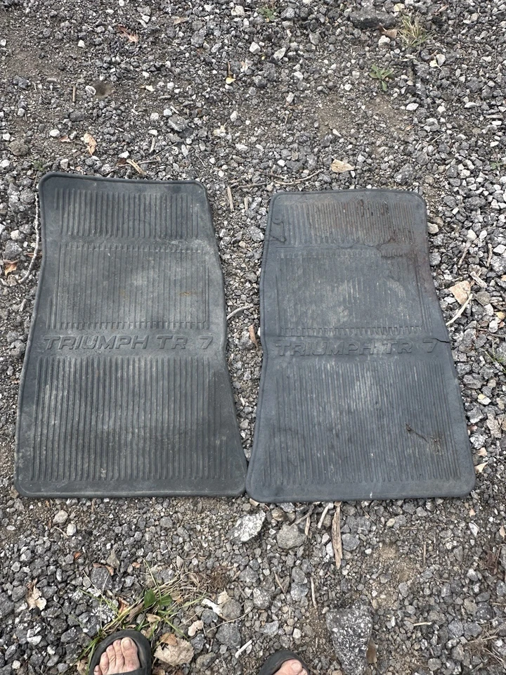 Juego de 2 alfombrillas delanteras TR7 Triumph negras - 1 par bien usadas (algún desgaste) Foto 1 de 1