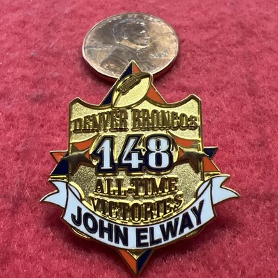 DEN-BRONCOS TEAM NFL.  PIN SOLAPA JOHN ELWAY #7 "148 VICTORIAS DE TODOS LOS TIEMPOS". RARO Foto 1 de 4