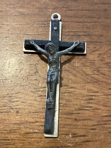Colgante Crucifijo Cruz Pequeña Estate Find Madera y Metal Estampado Italia - Imagen 1 de 5