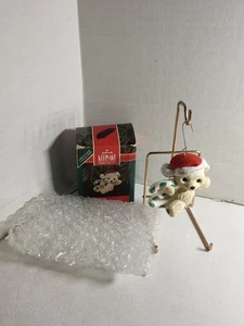 Ornamento Hallmark Keepsake 1992 - SECONDO NATALE DEL BAMBINO - QX465-1 - IOB - Foto 1 di 12