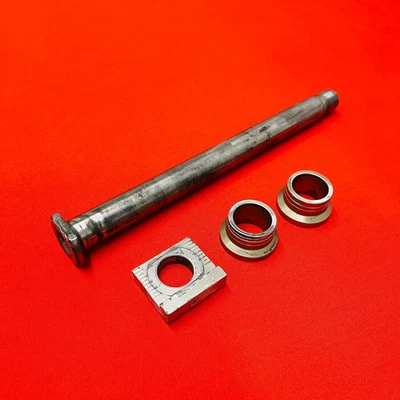 Parafuso de roda de eixo traseiro RMZ250 original do fabricante SUZUKI RMZ 250 (2008-2017) - Imagem 1 de 4