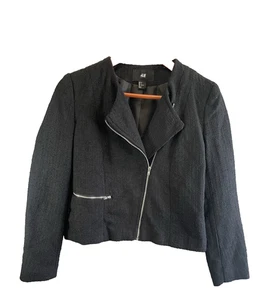 H&M Jacken Damen Gr. 6 tiefschwarz einfarbig Langarm asymmetrisch Reißverschluss eine Tasche - Bild 1 von 12