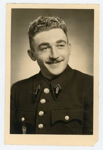 PHOTO Bartos à Paris,  Un SAPEUR POMPIER de Paris en uniforme military - Picture 1 of 2