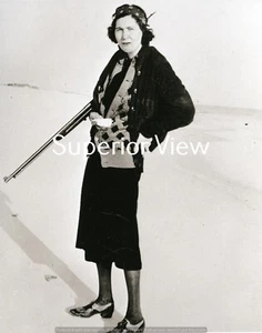 Frauenjägerin mit Schrotflinte Damenjägerin mit Waffe und Nylonstrümpfen UNGLAUBLICH - Bild 1 von 1