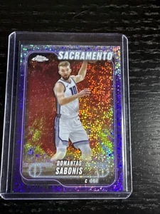 2024-25 Topps cromo #153 Domantas Sabonis refractor moteado púrpura #/299 - Imagen 1 de 3