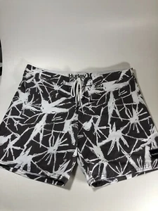 Hurley Shorts Womens Jrs Size 5 Gray & White Boardshorts Beach Suit Swim New - Picture 1 of 6
