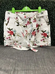 Liz Claiborne Womens White floral Classic Shorts Belted Stretch Size 8 - Picture 1 of 9