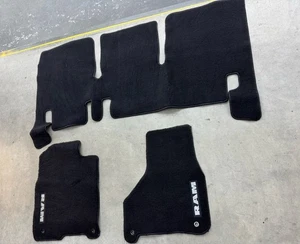 Juego de 3 alfombrillas negras Dodge RAM para doble cabina OEM 1KT10 1 EH68 LEER - Imagen 1 de 15