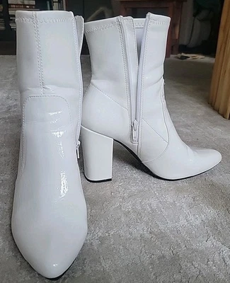 Hermosas Botas Blancas Tacón Bloque Puntera Almendra Talla 10 Par Salvaje Patente Vegana  Foto 1 de 4