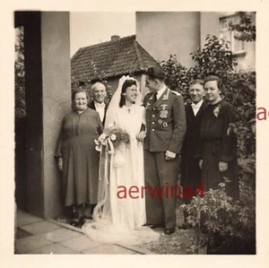 Hochzeitsfoto deutscher Pilot mit Flugspange EK-1 beim Feiern - Bild 1 von 2