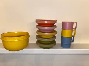 Juego mixto de mini tazas y cuencos de juguetes Tupperware auténticos de colección de los años 70 con tapas - Imagen 1 de 12