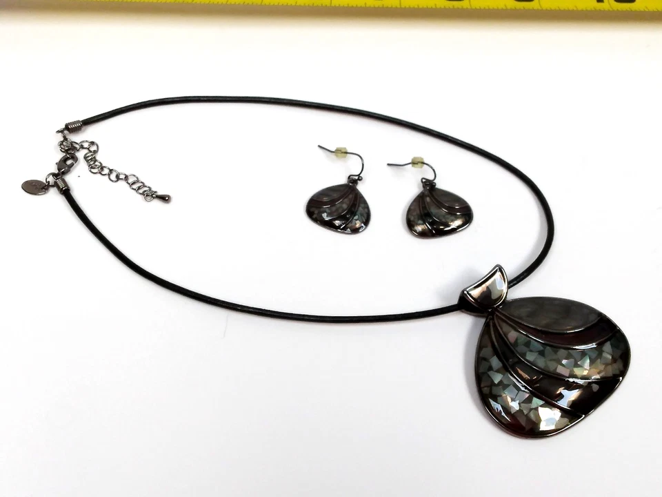 Juego de collar y pendientes Lia Sofia pistola con cable metal gris esmalte y fregona Foto 1 de 4