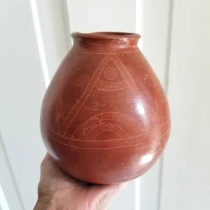 Vaso vintage 6" in ceramica argilla nicaraguense rotonda gettato a mano nei toni della terra arrugginita - Foto 1 di 6