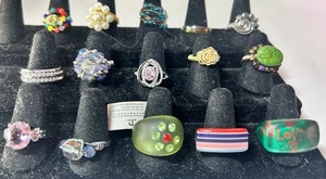 Lotto 15 anelli moda donna taglie miste, materiali e stili bigiotteria costume - Foto 1 di 11