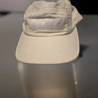 Gorra de campamento Supreme blanca con logotipo de caja elástica para adaptarse a sombrero blanco Foto 1 de 4