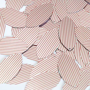 Pailletten Navette Blatt 1,5" rot silber Nadelstreifen Metallic Couture Pailletten - Bild 1 von 2