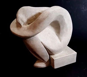 FIGURA BLANCA MOTEADA DURASTONE CONTEMPORÁNEA DE AUSTIN PRODUCTS DE UN HOMBRE SENTADO - Imagen 1 de 3