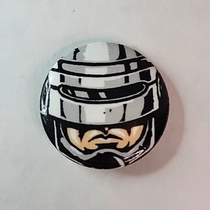 ROBOCOP ALUMINIUM BUTTON ZOLL RUND MIT SICHERHEITSNADEL RÜCKSEITE TOP ZUSTAND - Bild 1 von 4