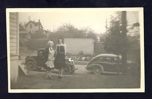 Postal RPPC de principios de 1900, coches antiguos, modelo A, dos damas posando - Imagen 1 de 2