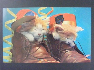 Dos gatitos con sombreros de fiesta dentro par de botas de cuero postal años 50-60 - Imagen 1 de 2