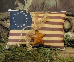 Almohada 13 estrellas Betsy Ross bandera pliegue PATRIÓTICO PRIMITIVO clavija/percha de puerta - Imagen 1 de 2