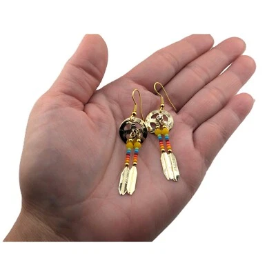 Pendientes colgantes de plumas con cuentas de semillas de rueda de medallón de latón Navajo** Foto 1 de 4