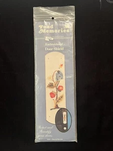 Fond Memories - Embroidered Door Shield - E63 Bee & Berries - 11"x3" Finished - Picture 1 of 6