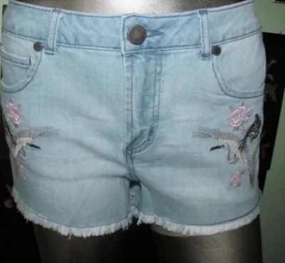 Pantalones Cortos ROMEO & JULIET COUTURE Denim Ligero Bordados Pájaro Talla M Precio de venta sugerido por el fabricante $130 Nuevos Foto 1 de 4