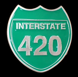 ~INTERSTATE 420~ GÜRTELSCHNALLE MJ HIGHWAY MOBTOWN ZINN & EMAILLE HERGESTELLT IN DEN USA NEU - Bild 1 von 2