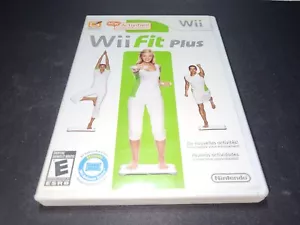 Wii Fit Plus Nintendo Wii EX+NM Estado COMPLETO Juego ¡Solo sin tablero! - Imagen 1 de 3