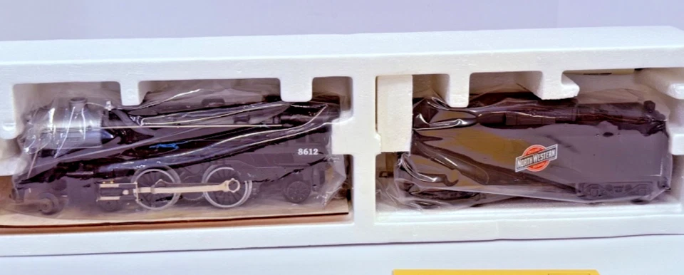 Lionel 6-18612 C&NW 4-4-2 Steam Locomotive & Tender O Gauge New in Box - Image 1 of 4