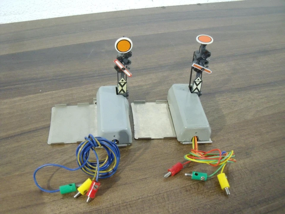 Märklin 7037 Vorsignal, Märklin 7038 Vorsignal - 2 Stück ohne Verpackung - Bild 1 von 1