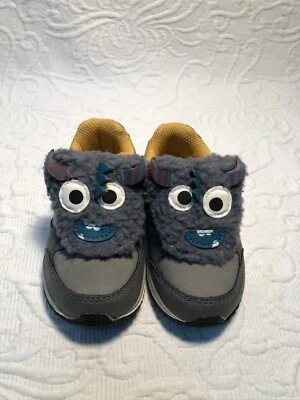 Cat & Jack 灰色宾利幼儿 5 码角色鞋 — 第 1/4 张图片