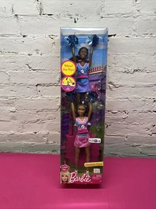 Barbie I Can Be Cheerleader 2012 conjunto de 2 muñecas Toys R Us juego de regalo Mattel ella voltea - Imagen 1 de 6