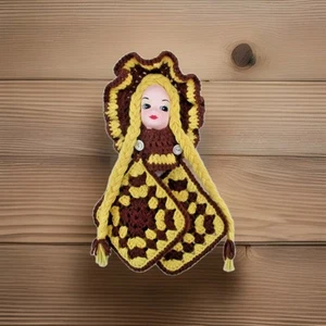Poupée vintage années 70 crochetée main visage fille BRAIDS porte-poule cuisine décoration murale MCM - Photo 1 sur 6