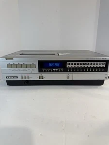 Sanyo VCR 4400 Betamax Videoregistratore Lettore Si Accende Non Testato - Foto 1 di 15