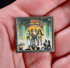 RARE Vintage 1970s KISS Love Gun Album Cover Aucoin Era Metal Pin Badge Button - Picture 1 of 8