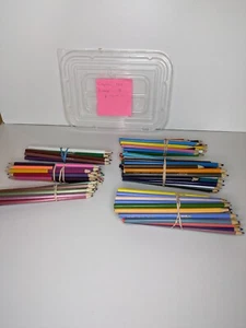 Lot of 102 Crayola Pencil Crayons Full Spectrum Of Colours - Foto 1 di 8