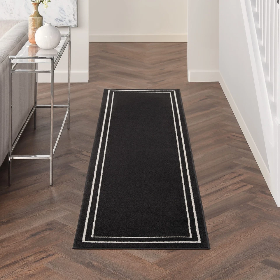 Alfombra contemporánea de interior/exterior Nourison Home Essentials 22 x 76 negra marfil Foto 1 de 4